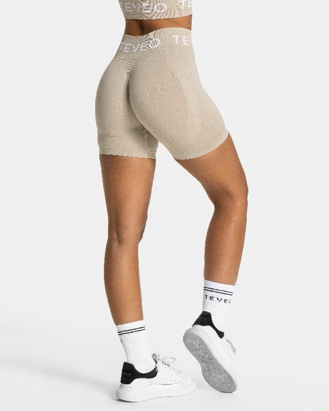 Signature Covert Scrunch Short "Latte" Street